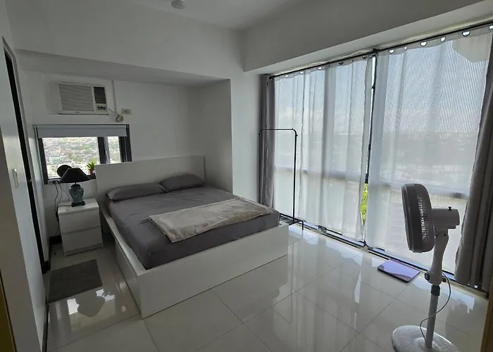 Cozy Corner In Mckinley Walk To Venice Mall * Manila