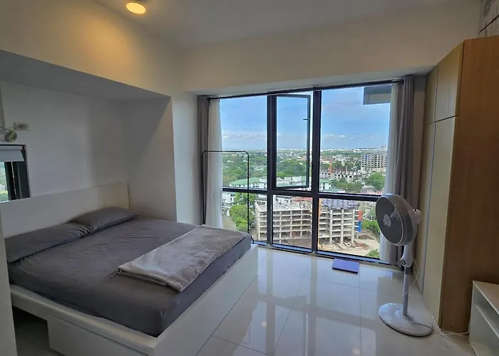 Cozy Corner In Mckinley Walk To Venice Mall *