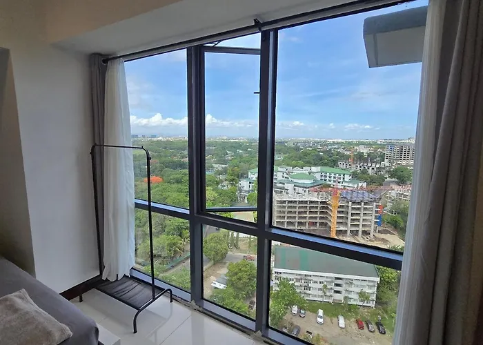 Cozy Corner In Mckinley Walk To Venice Mall *
