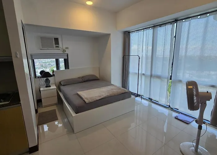 Cozy Corner In Mckinley Walk To Venice Mall Manila