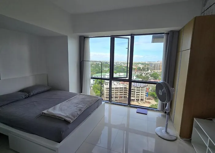 Cozy Corner In Mckinley Walk To Venice Mall *
